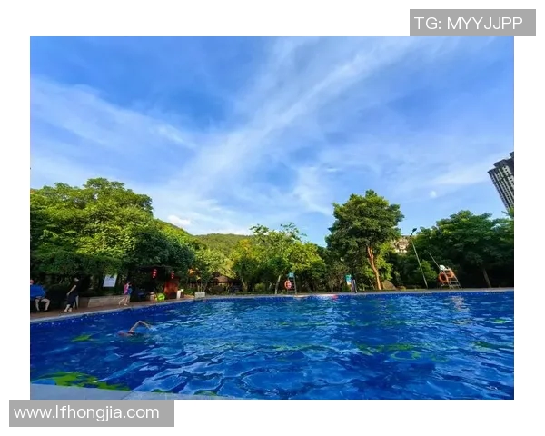 畅享清凉夏日，游泳池周边完美打造休闲度假胜地
